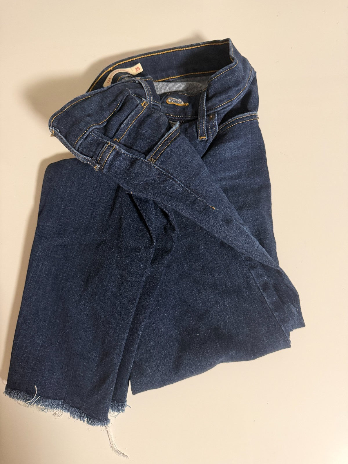 Levi's Womens 724 High Rise Straight size 28 Ankle Length Cut Off FREE SHIPPING