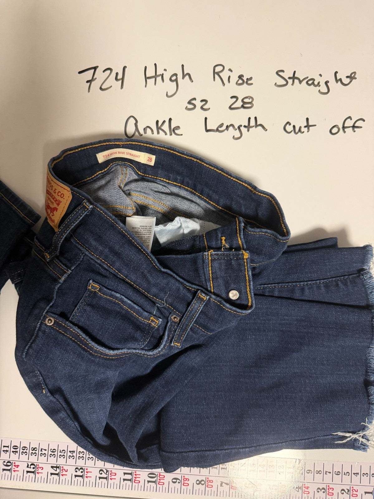 Levi's Womens 724 High Rise Straight size 28 Ankle Length Cut Off FREE SHIPPING