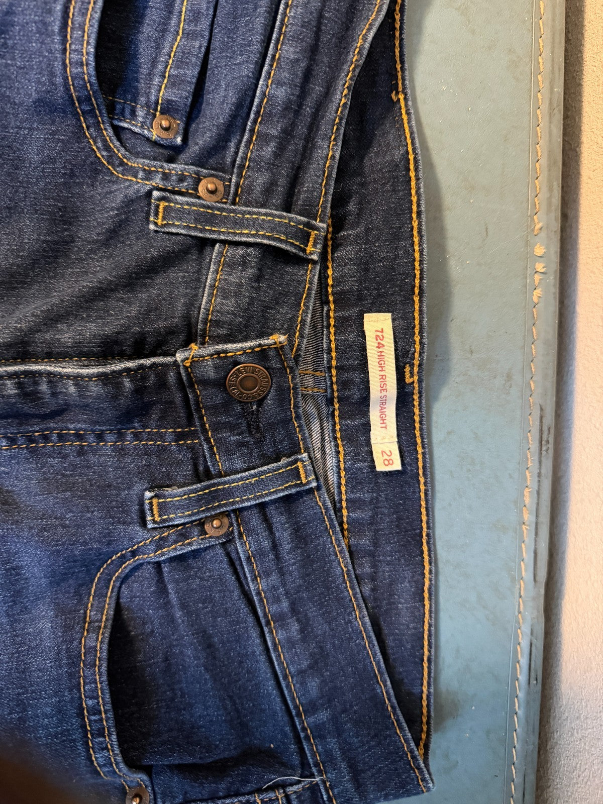 Levi's Womens 724 High Rise Straight size 28 Ankle Length Cut Off FREE SHIPPING