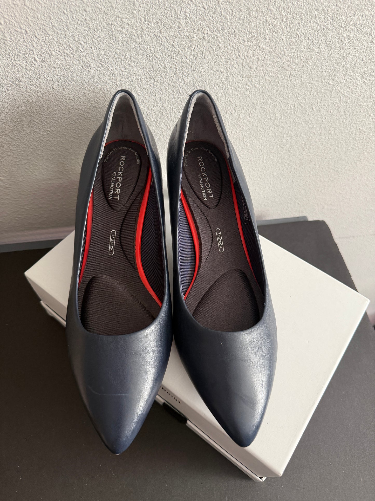 SIze 10.5 Navy Blue 2" Kitten Heel Rockport Pump you can wear  all day!   (M89439)