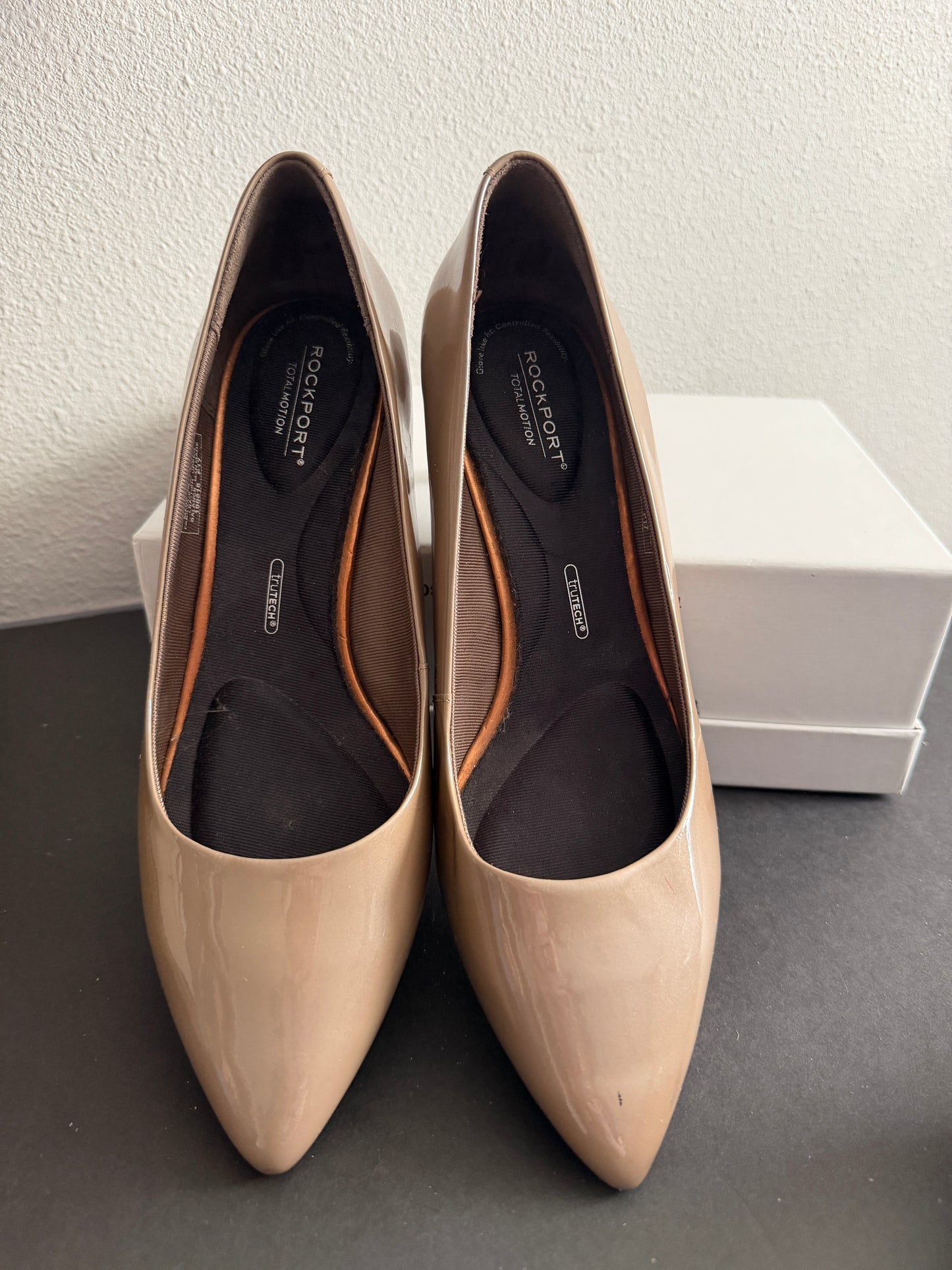 SIze 10 Tan Patent 2" Kitten Heel Rockport Pump you can wear  all day! Worn once inside for a photo shoot  (CH0286)