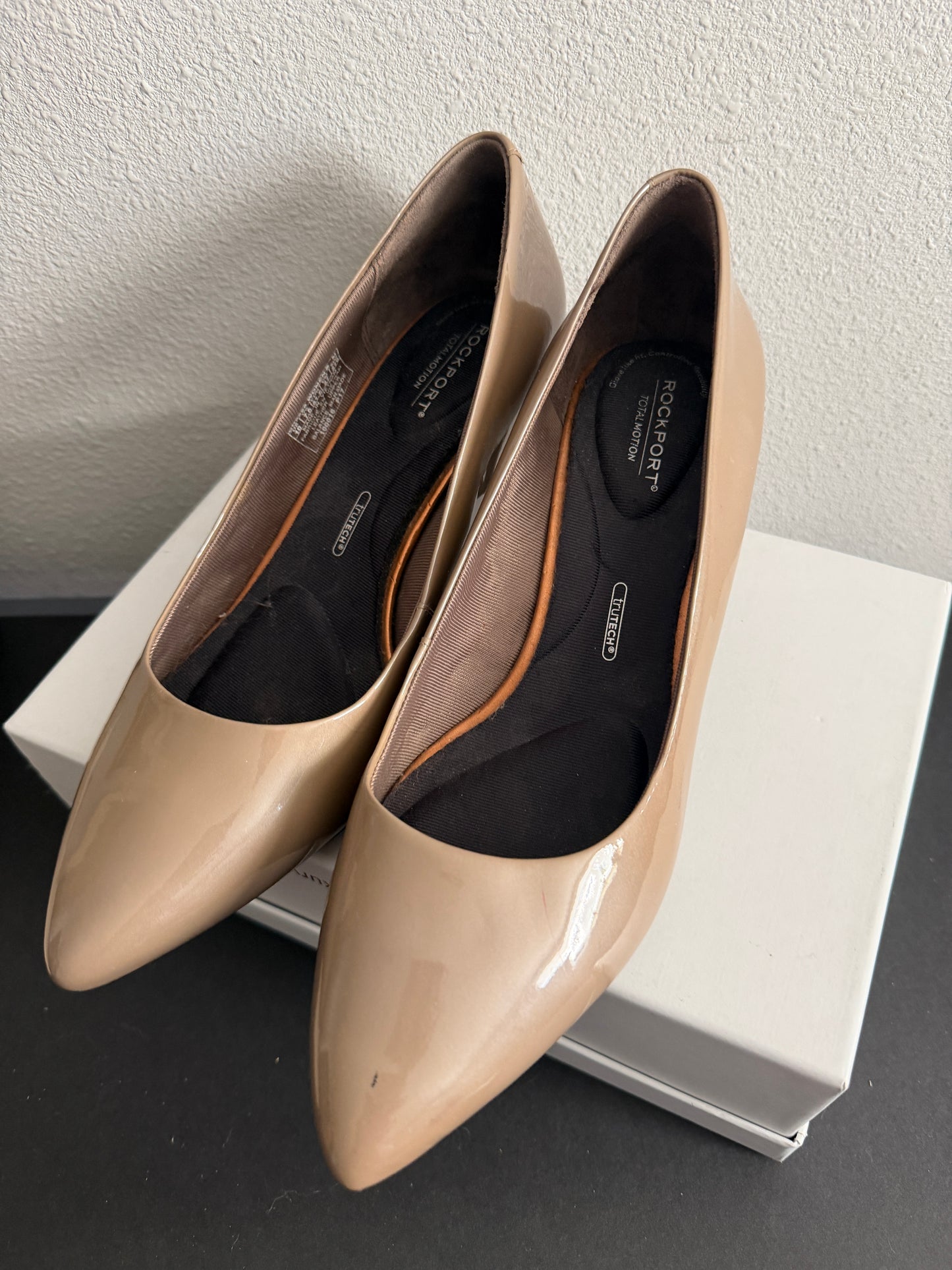 SIze 10 Tan Patent 2" Kitten Heel Rockport Pump you can wear  all day! Worn once inside for a photo shoot  (CH0286)